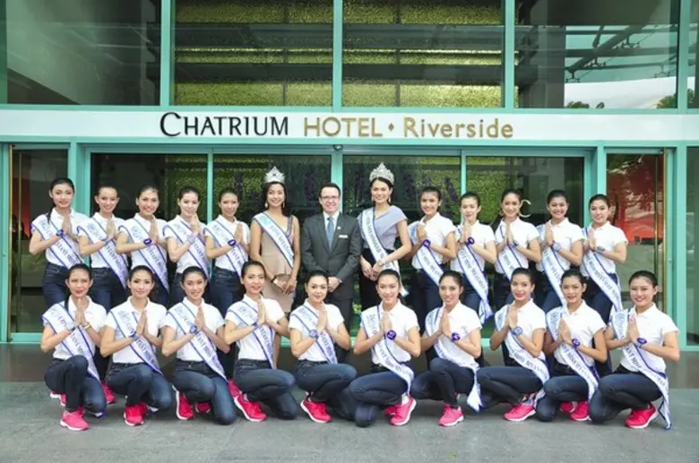 มร. แพทริค มันเธะ (แถวยืนที่ 7 จากซ้าย) ผ...