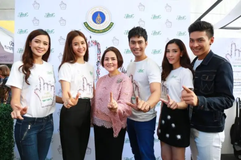 อมรรัตน์ ชาญปรีชญา (ที่ 3 จากซ้าย) ผู้อำน...