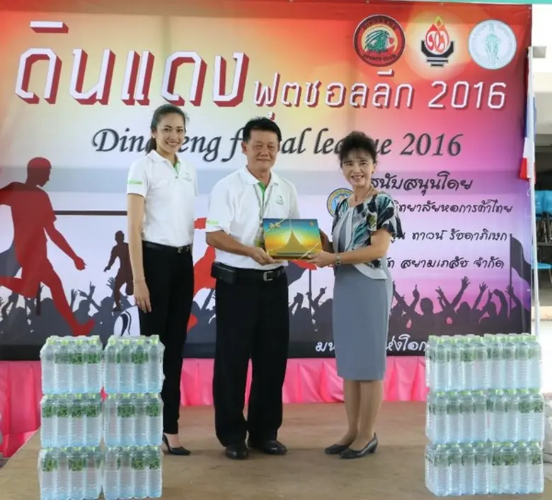 คุณวิวัฒน์ อิ้วสมจิตร (กลาง) ผู้จัดการอาว...