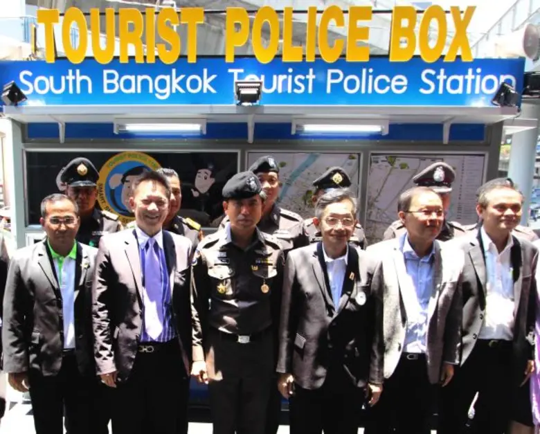 ศูนย์การค้าเอ็ม บี เค เซ็นเตอร์ นำโดย นาย...