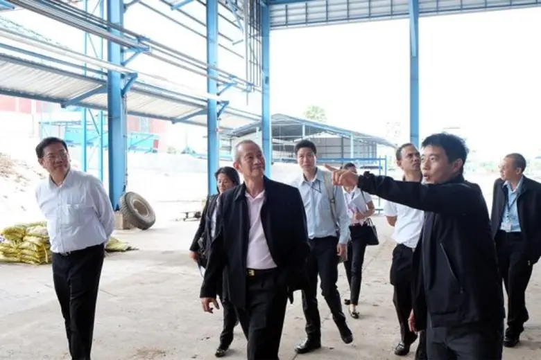 นายนพพร เทพสิทธา ประธานกรรมการบริหาร และน...