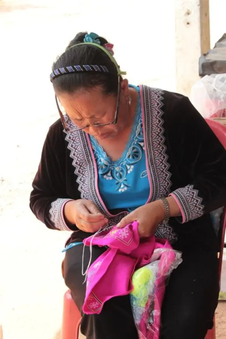 มหาวิทยาลัยนเรศวรศึกษาการเปลี่ยนแปลงของชุมชนชาวม้ง ณ บ้านใหม่ร่องกล้า นครไทย  ประกอบงานวิจัย “การจัดการชุมชนท่องเที่ยวภูลมโลและพื้นที่เชื่อมโยงอย่างยั่งยืน”