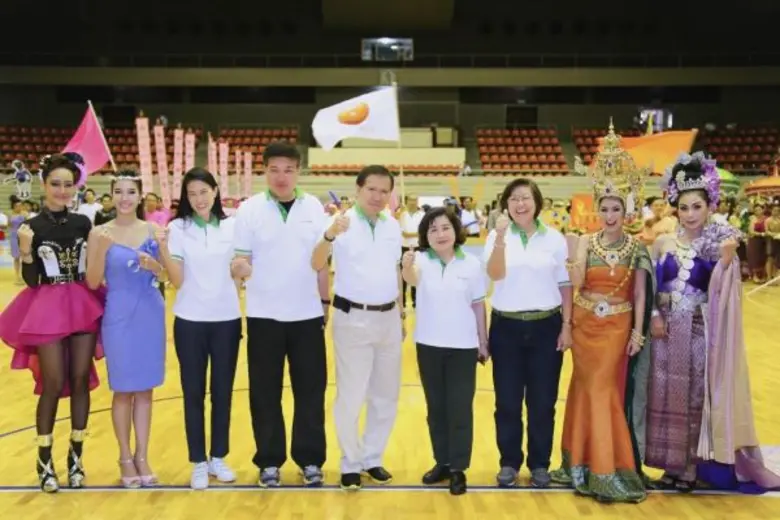 นายบุญชัย โชควัฒนา (กลาง) ประธานกรรมการ บ...