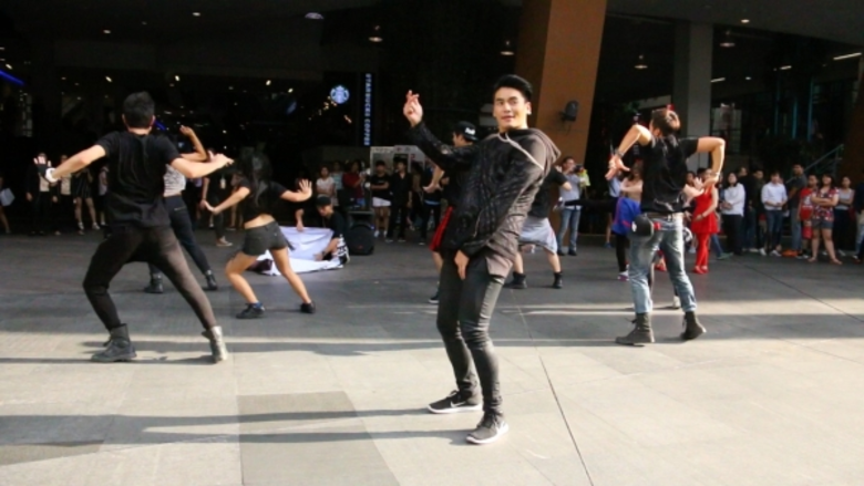 เรียกเสียงกรี๊ดได้สนั่นลั่น สยาม สแควร์ ท...