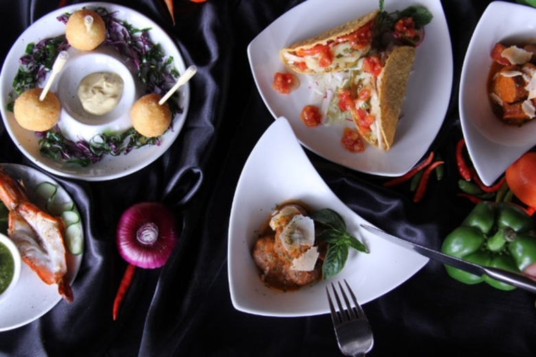 ห้องอาหารริเวอร์ไซด์ กริลล์ ณ โรงแรมรอยัล...