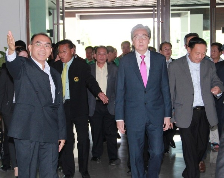 วุฒิศักดิ์ พิชญกานต์ (ซ้ายสุด) ผู้จัดการท...