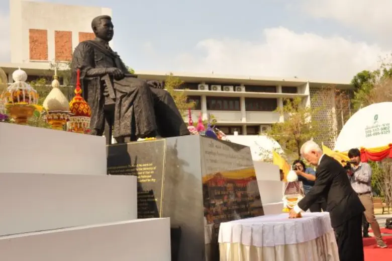 ศาสตราจารย์ (พิเศษ) นรนิติ เศรษฐบุตร นายก...