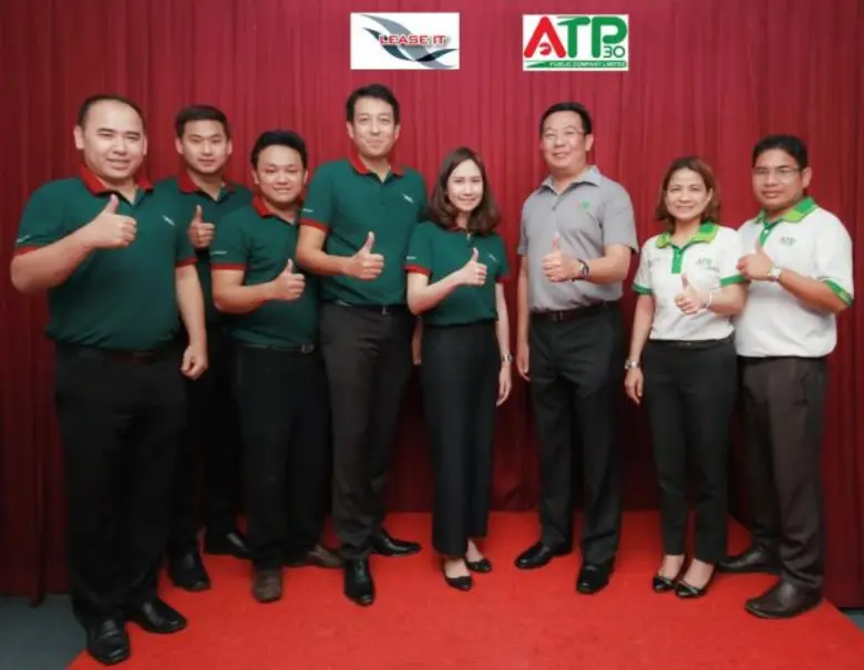 คุณธีรวัฒน์ ขำเมือง (ที่ 4 จากซ้าย) ผู้ช่...