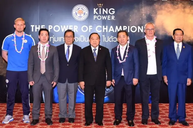 วิชัย ศรีวัฒนประภา (ที่ 3 จากขวา) และอัยย...