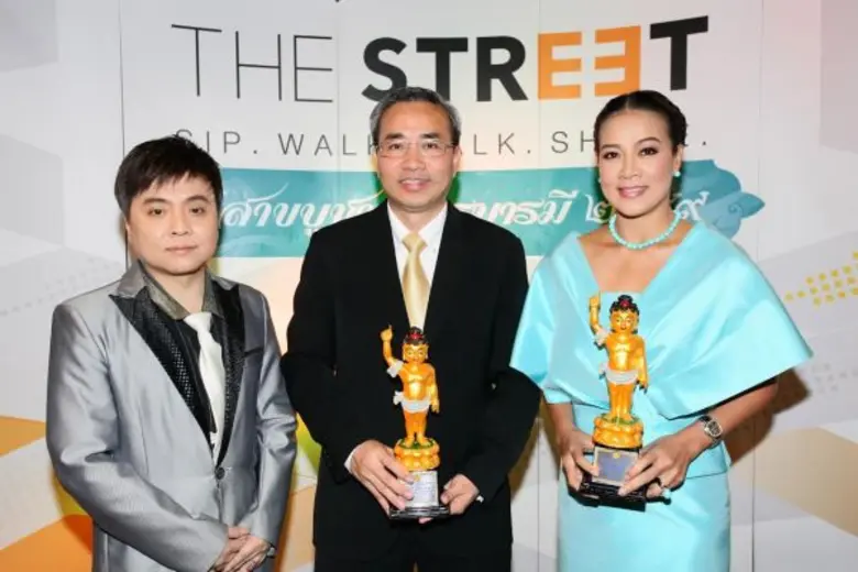 นายพงษ์ศักดิ์ นันตวรรณกุล (กลาง) ผู้บริหา...