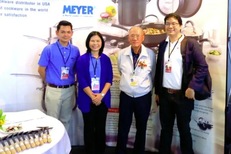 นางสาวอรัญญา บุญเกลียว(ที่ 2 จากซ้าย) ผู้...