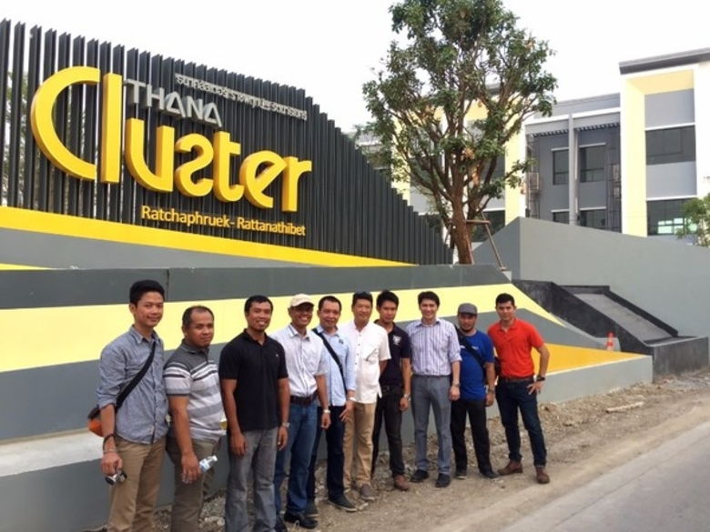 นายบุญเลิศ ปนัดดาภรณ์ (ที่ 5 จากขวา) ผู้จ...