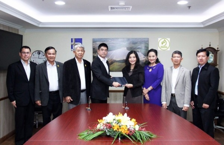 เฉลิมโชค ล่ำซำ (ที่4จากซ้าย) กรรมการรองกร...