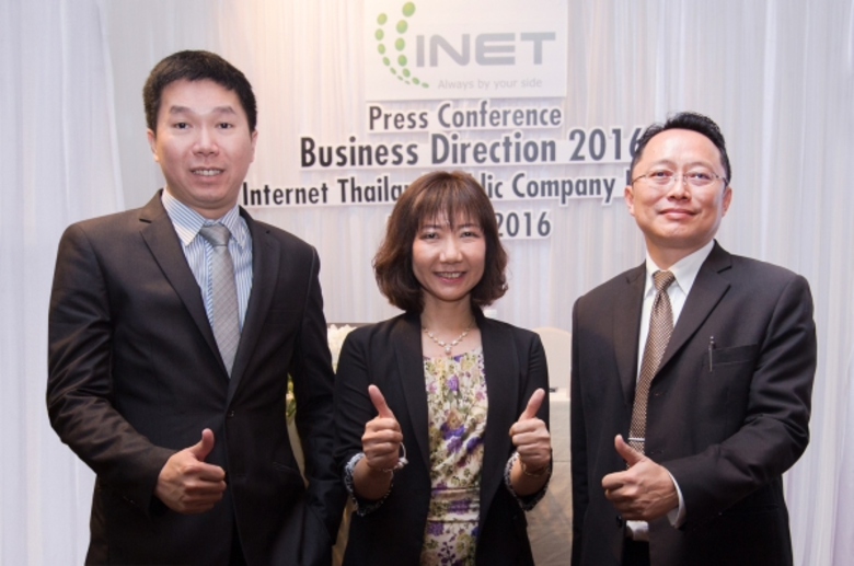 คุณมรกต กุลธรรมโยธิน (กลาง) กรรมการผู้จัด...