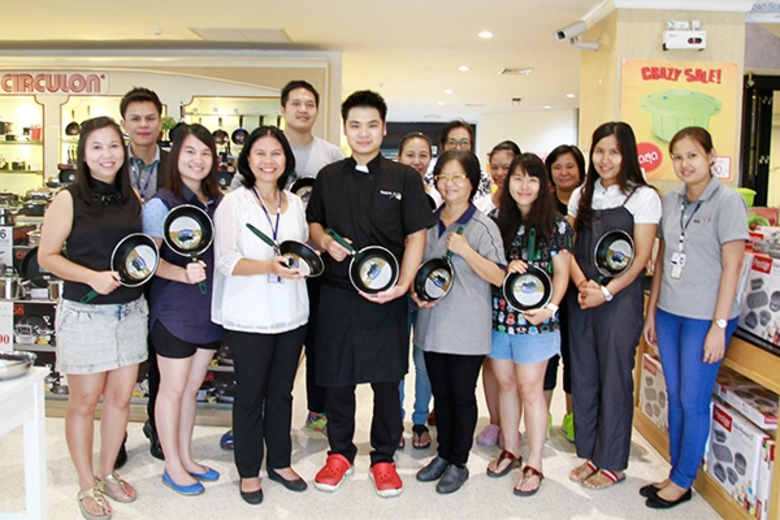 เรียนฟรี...นางสาวอรัญญา บุญเกลียว ผู้อำนว...