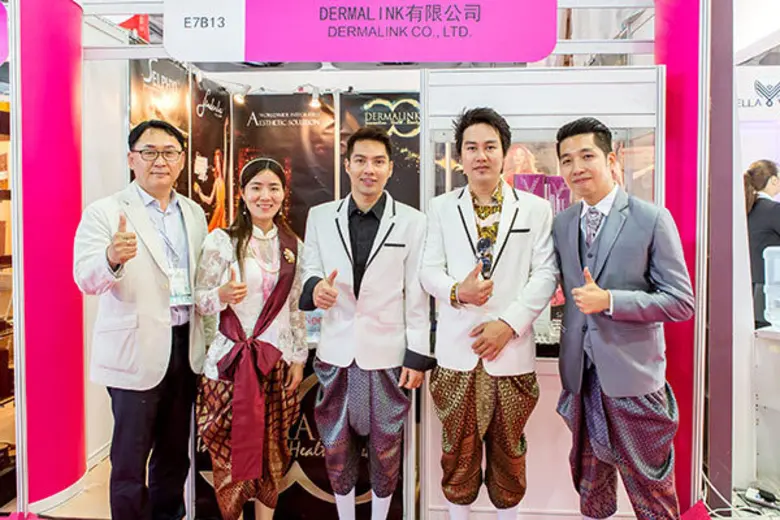 นายธีร์ธวัช แร่จั่น (กลาง) ประธานบริหาร บ...