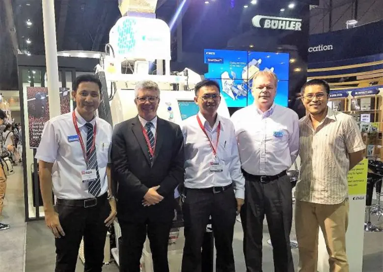 มร.มาร์ค เลดสัน (คนที่ 2 จากขวา) กรรมการผ...