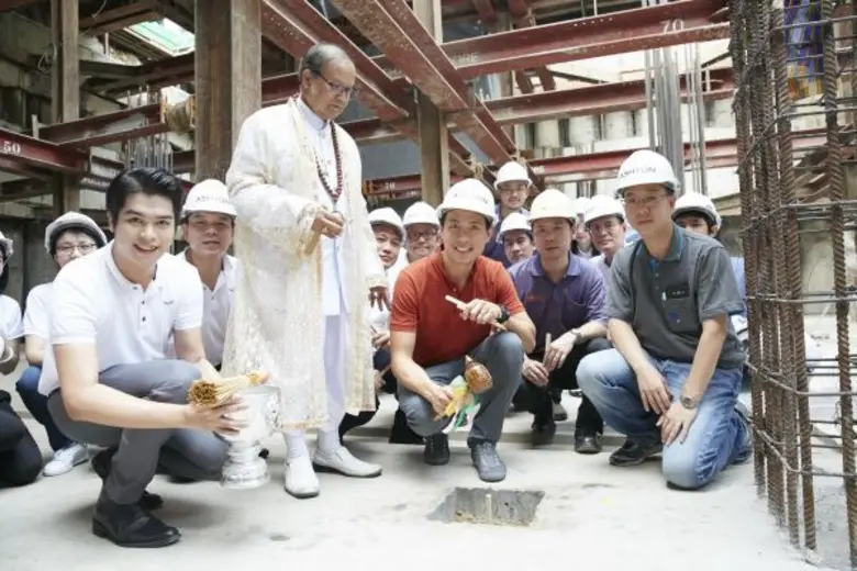 คุณชานนท์ เรืองกฤตยา (คนกลาง) ประธานเจ้าห...