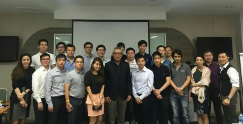 คุณศิริพงษ์ อุ่นทรพันธุ์ (แถวหน้ากลาง) ปร...