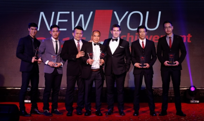 ลำดับจากซ้าย คุณคมธนู ควรประเสริฐ ผู้ชนะเ...