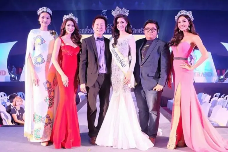 นายณวัฒน์ อิสรไกรศีล (ที่ 3 จากซ้าย) ประธ...