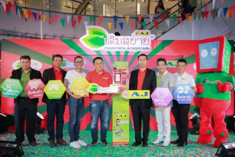 ดร.อมร มีมะโน (ที่ 3 จากซ้าย) ประธานเจ้าห...