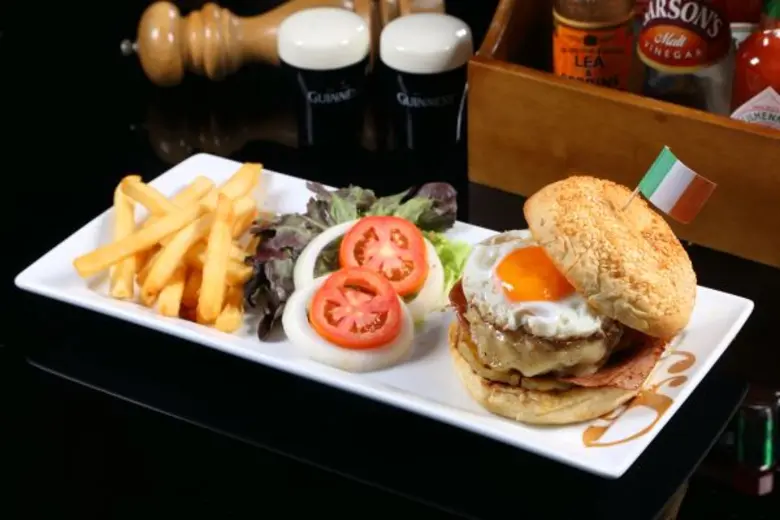 พบกับ 4 เมนูเบอร์เกอร์แสนอร่อย ที่ ฟลาน โอเบรียนส์ ไอริชผับ
