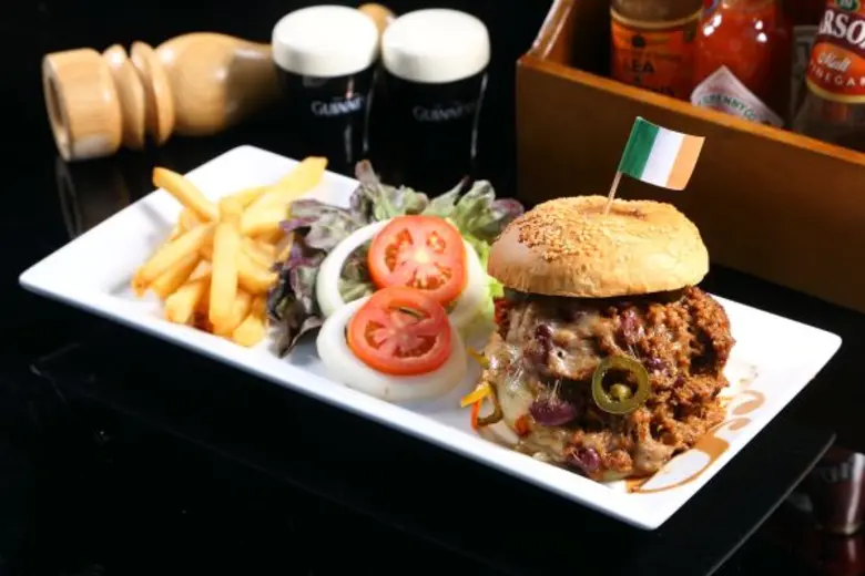 พบกับ 4 เมนูเบอร์เกอร์แสนอร่อย ที่ ฟลาน โอเบรียนส์ ไอริชผับ