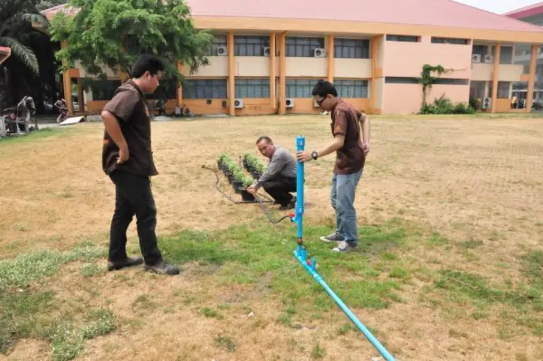 2 หนุ่มสาขาวิชาวิศวกรรมดินและน้ำ ภาควิชาว...