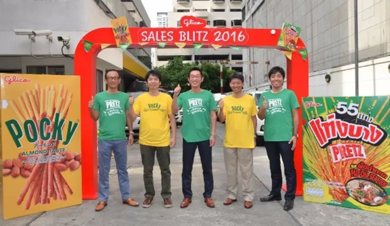 มร. โคจิ เอะโนโมโตะ (กลาง) ผู้จัดการทั่วไ...