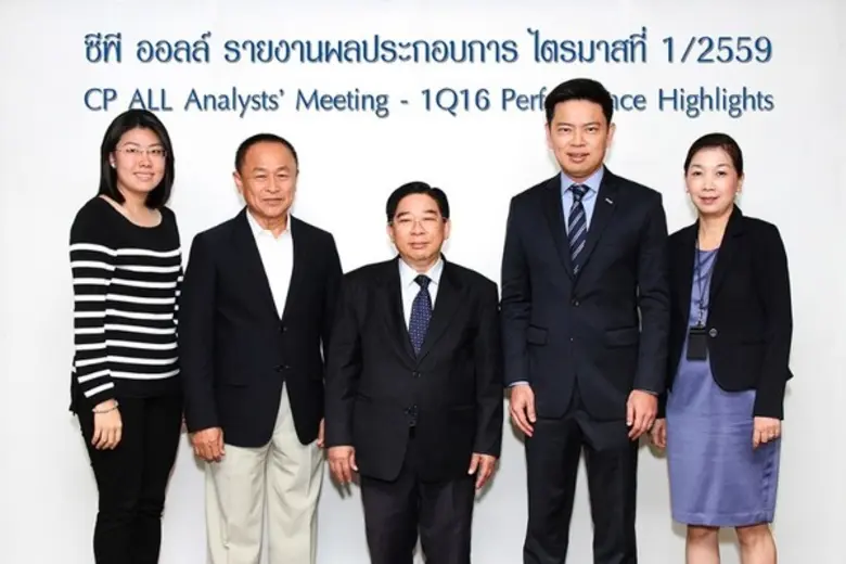 ปิยะวัฒน์ ฐิตะสัทธาวรกุล (กลาง) รองประธาน...