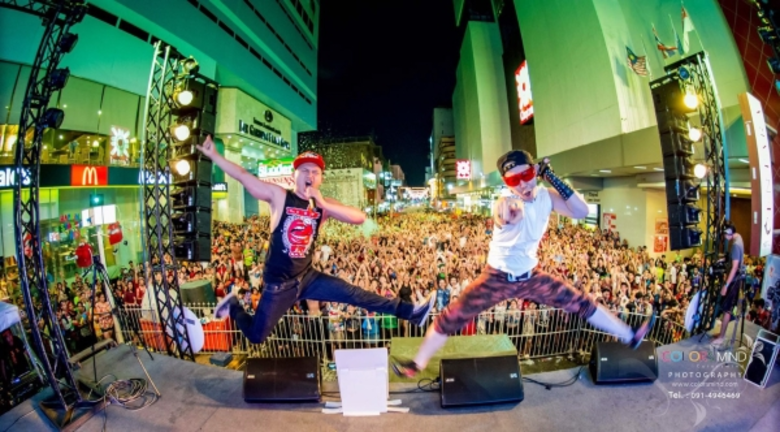 เป็นคู่หูสุดฮาที่มักจะหยิบจับประเด็นต่างๆ...