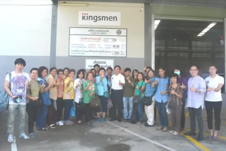 นายชยวัฒน์ พิเศษสิทธิ์ (คนกลางเสื้อขาว) ป...