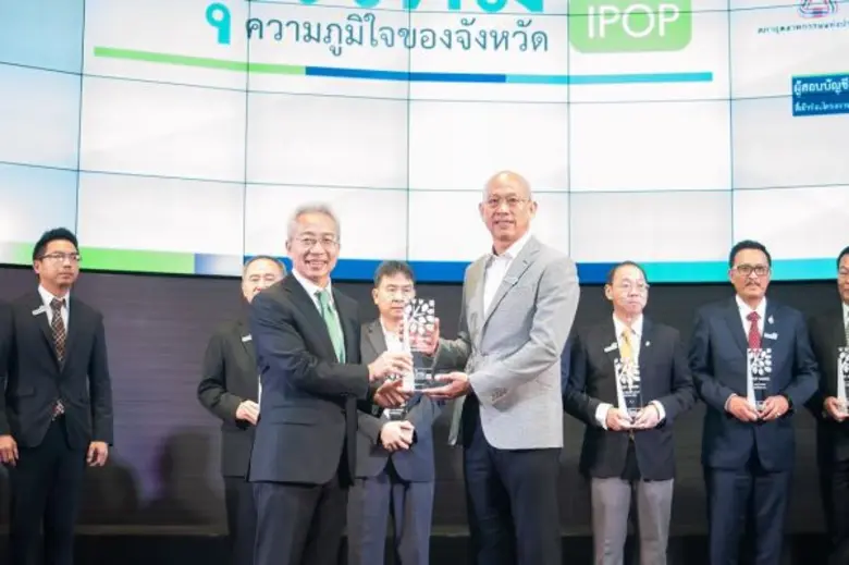 คุณรพี สุจริตกุล (ซ้าย) เลขาธิการสำนักงาน...