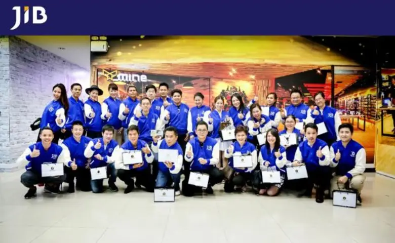 คุณสมยศ เชาวลิต (กลางแถวยืน) กรรมการผู้จั...