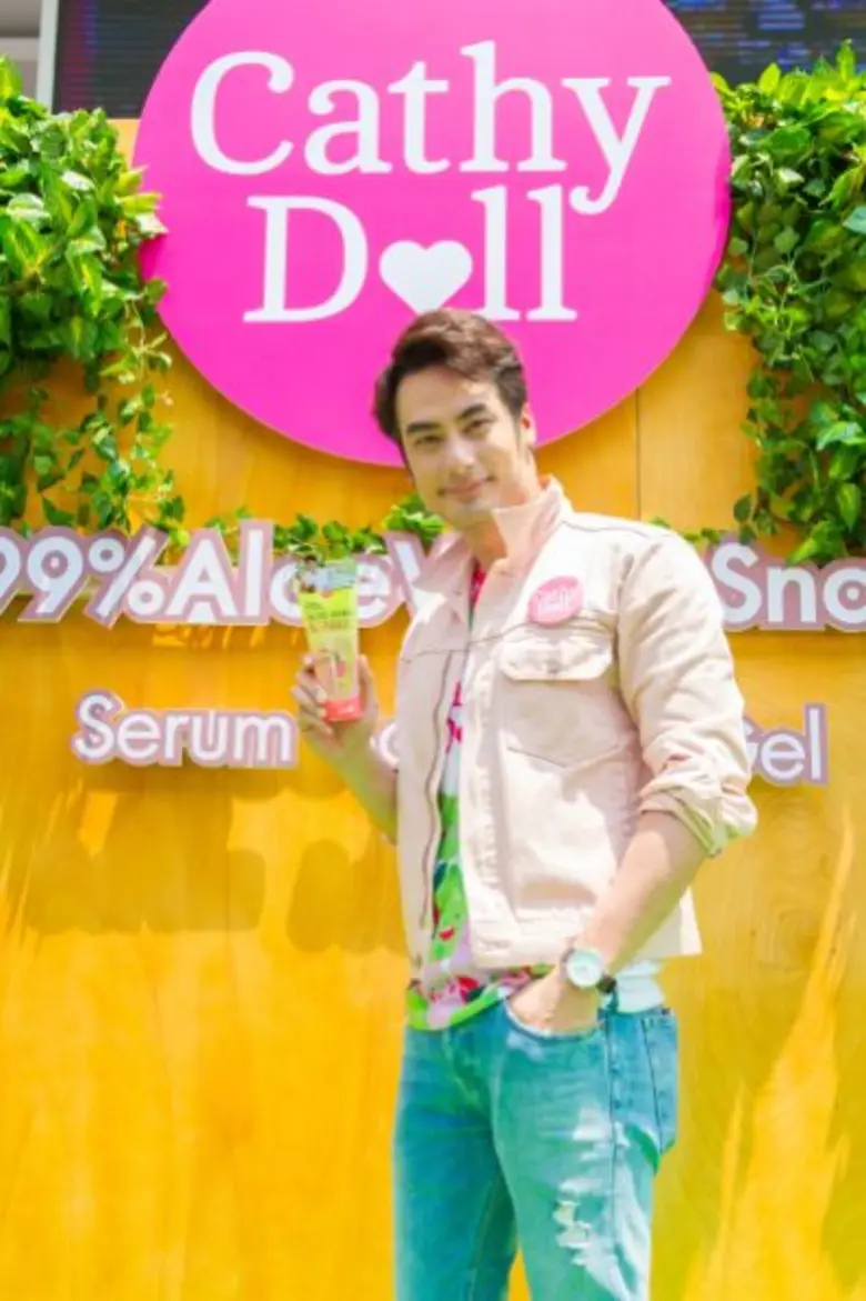 คาร์มาร์ท เปิดตัวพรีเซ็นเตอร์ “บอย ปกรณ์ ฉัตรบริรักษ์” อัพลุคส์ โอปป้าผิวฉ่ำ  ขึ้นรถขบวนแห่กลางกรุงฮือฮากันทั่วเมือง กับผลิตภัณฑ์ใหม่ "อโลสเนลเจลว่านหอย ตบจบในหนึ่งเดียว”นิยามใหม่แห่งการบำรุง ผิวฉ่ำวาวดีดเด้งดูกระจ่างใส Cathy Doll ALOE VERA & SNAIL SERUM