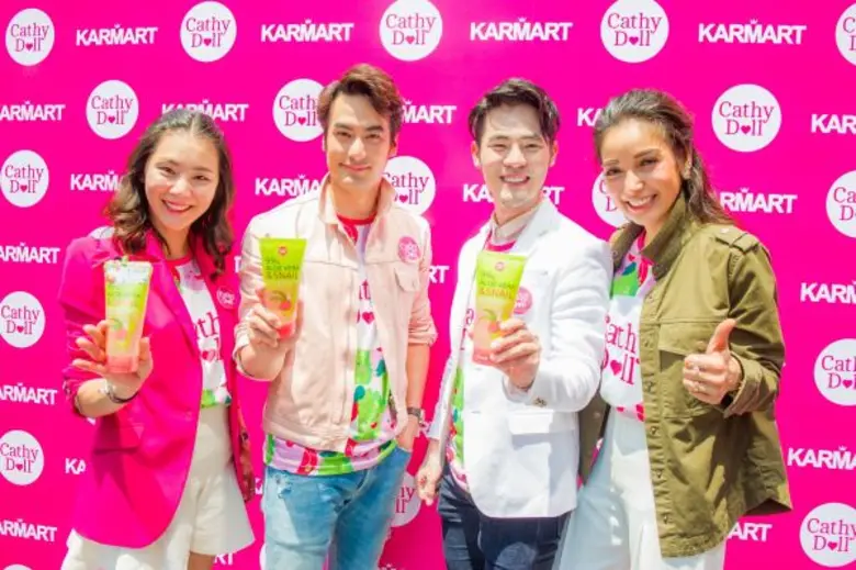 คาร์มาร์ท เปิดตัวพรีเซ็นเตอร์ “บอย ปกรณ์ ฉัตรบริรักษ์” อัพลุคส์ โอปป้าผิวฉ่ำ  ขึ้นรถขบวนแห่กลางกรุงฮือฮากันทั่วเมือง กับผลิตภัณฑ์ใหม่ "อโลสเนลเจลว่านหอย ตบจบในหนึ่งเดียว”นิยามใหม่แห่งการบำรุง ผิวฉ่ำวาวดีดเด้งดูกระจ่างใส Cathy Doll ALOE VERA & SNAIL SERUM