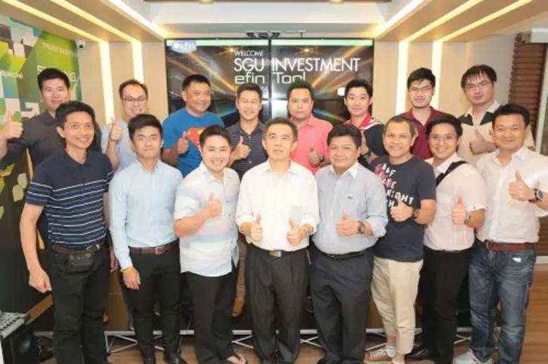 นายพรเลิศ เตชะรัตโนภาส (คนที่ 4 จากซ้ายแถ...