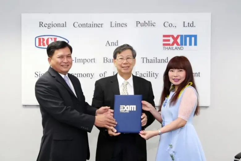 นางสาวอัจโนมา พรธารักษ์เจริญ (ขวาสุด) ผู้...