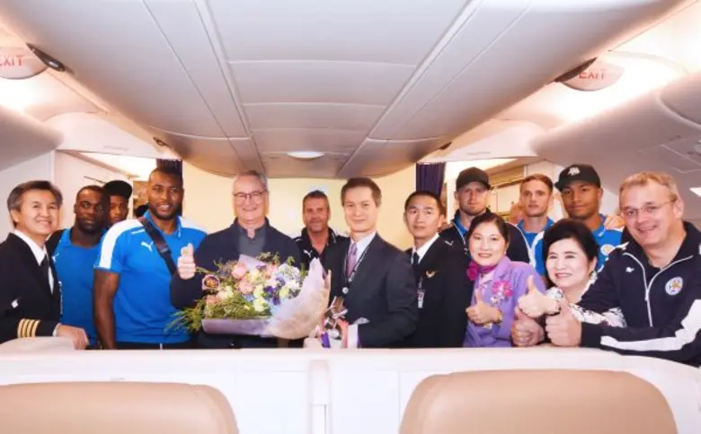 นายจรัมพร โชติกเสถียร (แถวหน้าที่ 4 จากซ้...