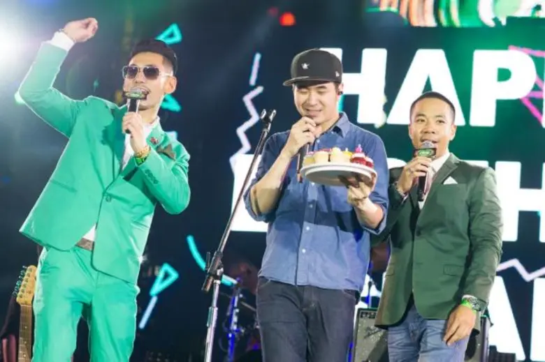 เบิร์ดเดย์ เซอร์ไพรส์ แสตมป์ อภิวัชร์