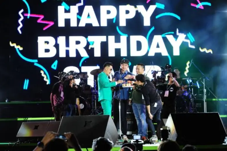 เบิร์ดเดย์ เซอร์ไพรส์ แสตมป์ อภิวัชร์