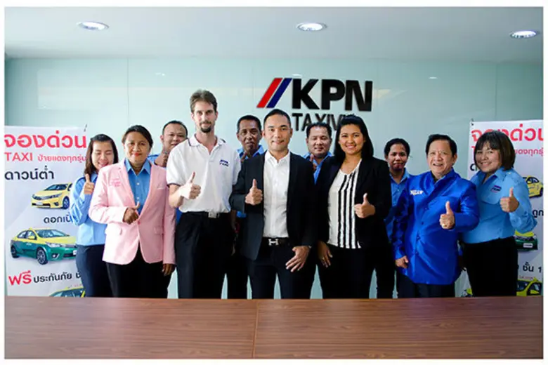 นายเกียรติศักดิ์ กีรติยากรสกุล (กลาง) กรร...