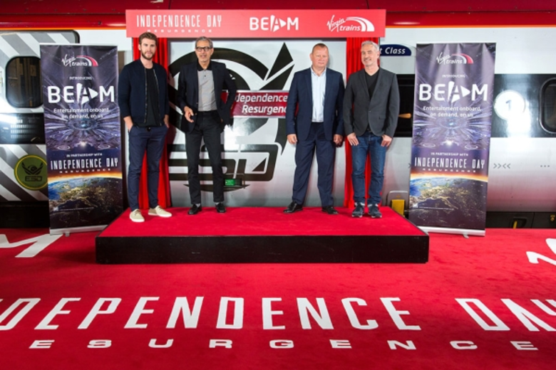 เลียม เฮมส์เวิร์ธ พร้อมด้วย เจฟฟ์ โกลด์บล...