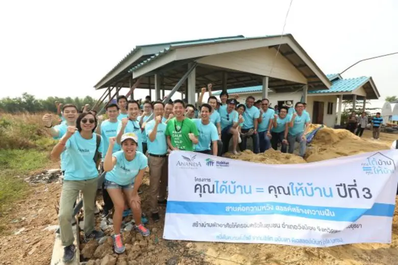 นายชานนท์ เรืองกฤตยา (แถวหน้า ที่ 3 จากซ้...