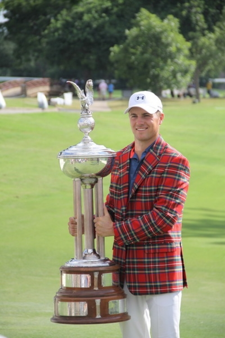 สรพจน์ เตชะไกรศรี มอบถ้วยรางวัลชนะเลิศ ให้แก่ จอร์แดน สปีธ แชมป์กอล์ฟ พีจีเอ ทัวร์ รายการ “ดีน แอนด์ เดลูก้า อินวิเทชั่น