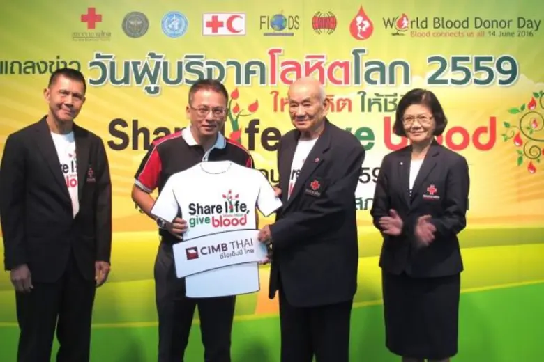 นายประภาส ทองสุข (กลางซ้าย) ผู้ช่วยกรรมกา...