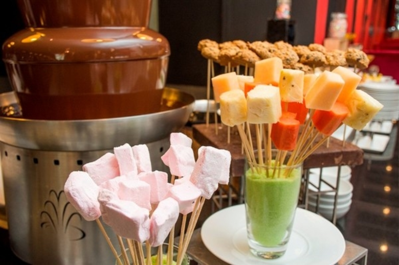 พักเที่ยงแบบมีสไตล์ด้วยบุฟเฟ่ต์นานาชาติมื้อกลางวันที่ห้องอาหารอะเทลิเย่ โรงแรมพูลแมน กรุงเทพ แกรนด์ สุขุมวิท – ใกล้สถานีรถไฟฟ้าบีทีเอส อโศก