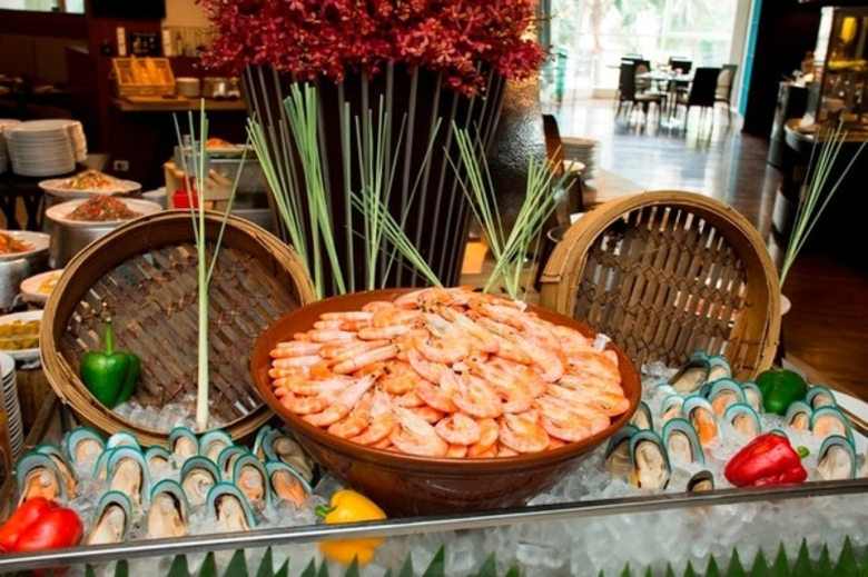 พักเที่ยงแบบมีสไตล์ด้วยบุฟเฟ่ต์นานาชาติมื้อกลางวันที่ห้องอาหารอะเทลิเย่ โรงแรมพูลแมน กรุงเทพ แกรนด์ สุขุมวิท – ใกล้สถานีรถไฟฟ้าบีทีเอส อโศก