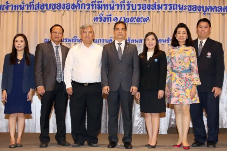 วีระชัย ศรีขจร (คนที่ 4 จากซ้าย) ผู้อำนวยการสถาบันค...